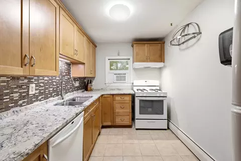 Kitchen - 71 Warren Road Rd, Townsend, MA 01469 photo 2 of 4