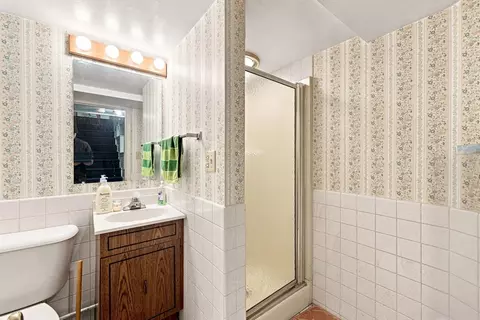 Bath - 124 E Meadow Rd, Lowell, MA 01854 photo 2 of 3