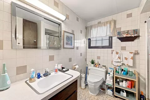 Bath - 124 E Meadow Rd, Lowell, MA 01854 photo 3 of 3