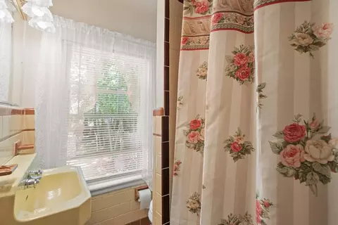 Bath - 15 Willow St, Reading, MA 01867 photo 2 of 2