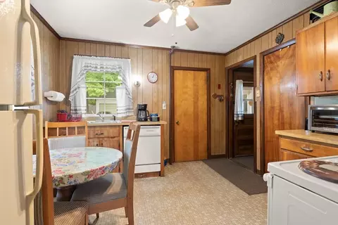 Entry Way - 15 Willow St, Reading, MA 01867 photo 1 of 3