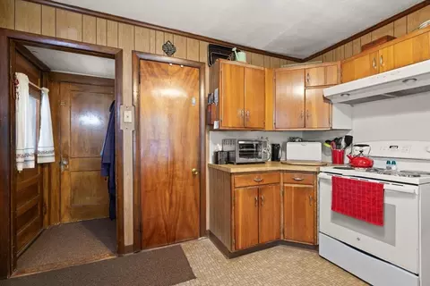 Entry Way - 15 Willow St, Reading, MA 01867 photo 2 of 3