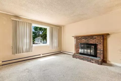Living - 4 Picadilly St, Upton, MA 01568 photo 3 of 5