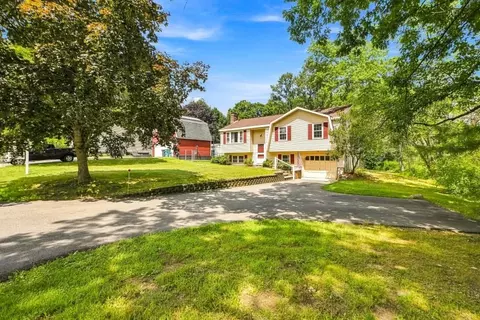 Exterior - 4 Picadilly St, Upton, MA 01568 photo 2 of 11