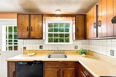 Kitchen - 4 Picadilly St, Upton, MA 01568 photo 2 of 5