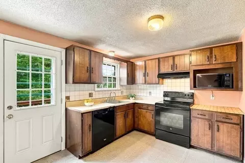 Kitchen - 4 Picadilly St, Upton, MA 01568 photo 4 of 5