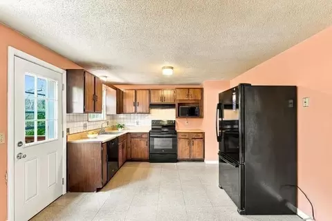 Kitchen - 4 Picadilly St, Upton, MA 01568 photo 3 of 5