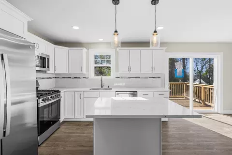 Kitchen - 989 Bay St, Fall River, MA 02724 photo 2 of 6