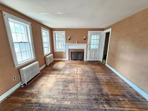 Living - 204 Great Rd, Maynard, MA 01754 photo 2 of 4