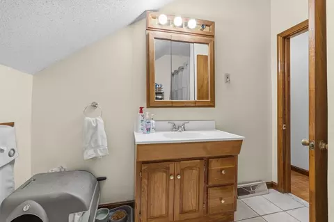 Bath - 31 Sachem St, Fall River, MA 02724 photo 3 of 4