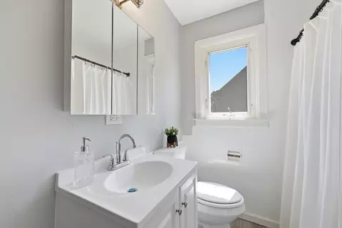 Bath - 78 Wollaston St, Springfield, MA 01119 photo 1 of 2