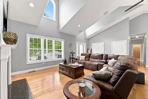 154 Mayflower Ave, Chicopee, MA 01013 photo 14