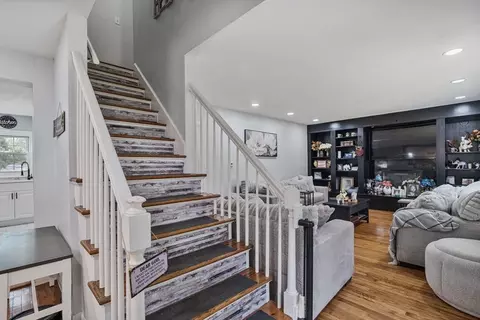 Entry Way - 281 Newton Rd, Springfield, MA 01118 photo 2 of 2