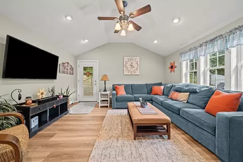 Living - 21 Corinth, Worcester, MA 01606 photo 2 of 4