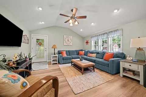 Living - 21 Corinth, Worcester, MA 01606 photo 1 of 4