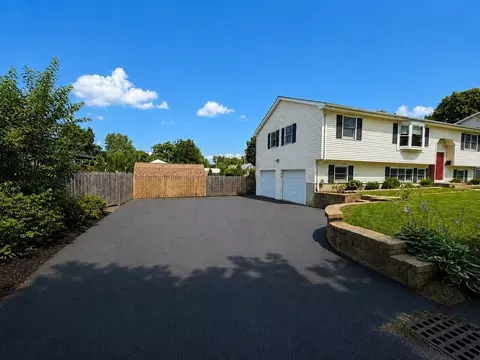 24 Montclair St, Chicopee, MA 01013 photo 2