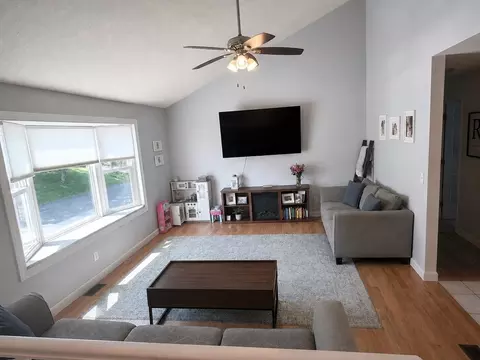 24 Montclair St, Chicopee, MA 01013 photo 4
