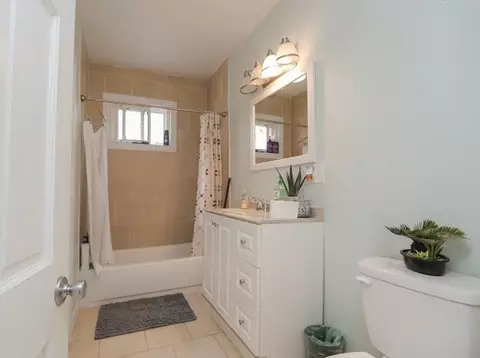 Bath - 44-46 Dawes St, Springfield, MA 01109 photo 4 of 4