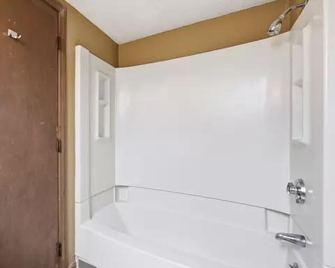 Bath - 19-21 Rutledge Ave, Springfield, MA 01105 photo 2 of 3