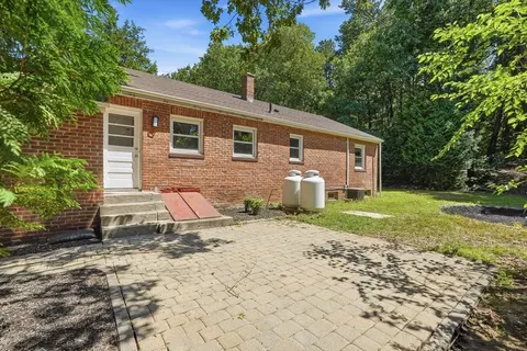 Exterior - 158 Devens St, Springfield, MA 01151 photo 5 of 6