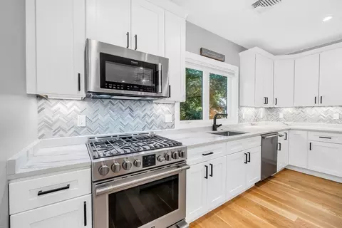 Kitchen - 49 Chestnut St # A, Wakefield, MA 01880 photo 5 of 7