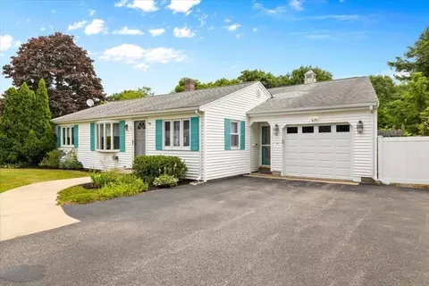 33 Homestead Ln, Falmouth, MA 02540