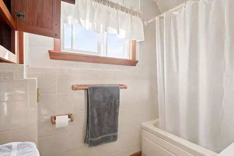 Bath - 8 Sylvan St, Gloucester, MA 01930 photo 1 of 2