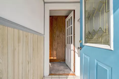 Entry Way - 8 Sylvan St, Gloucester, MA 01930 photo 1 of 5