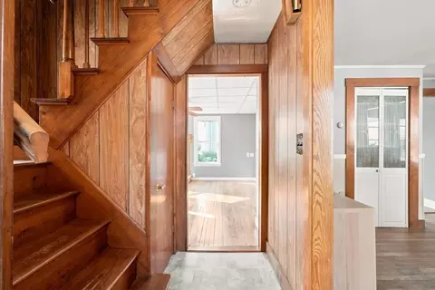 Entry Way - 8 Sylvan St, Gloucester, MA 01930 photo 2 of 5