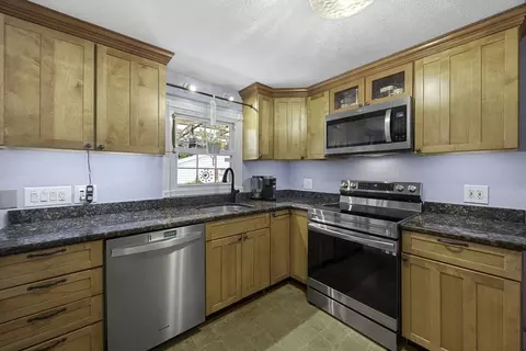 68 Parenteau Dr, Chicopee, MA 01020 photo 6