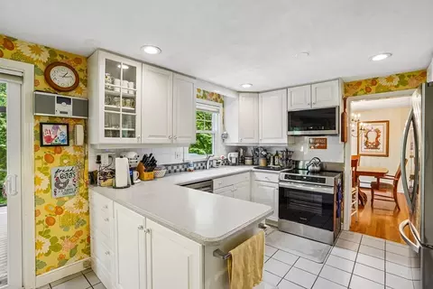 Kitchen - 33 Carter Dr, Framingham, MA 01701 photo 2 of 3