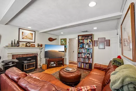 Living - 33 Carter Dr, Framingham, MA 01701 photo 2 of 4