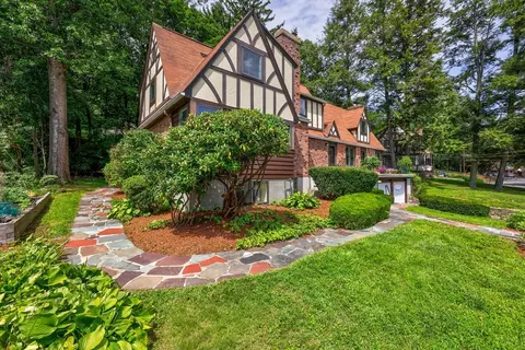 Exterior - 6 Old Brook Dr, Worcester, MA 01609 photo 6 of 10
