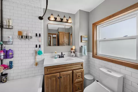 Bath - 208 Hudson St, Fall River, MA 02720 photo 1 of 1