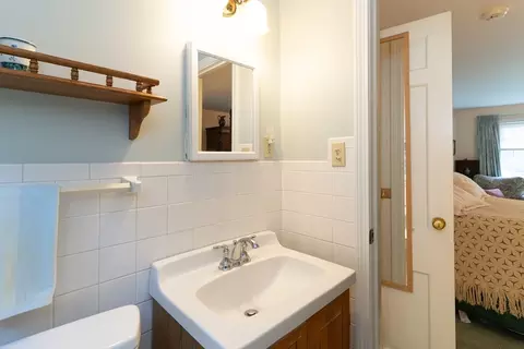 Bath - 32 Mcgregory Rd, Sturbridge, MA 01566 photo 2 of 6