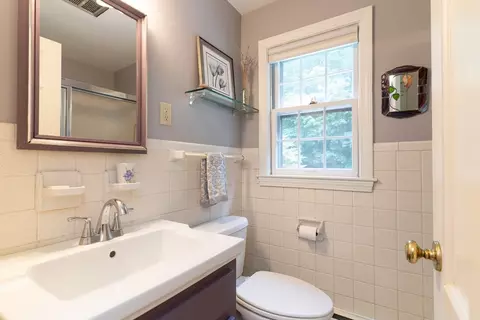 Bath - 32 Mcgregory Rd, Sturbridge, MA 01566 photo 3 of 6