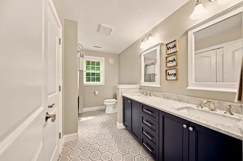 Bath - 4 E Meadow Ln, Middleton, MA 01949 photo 3 of 4