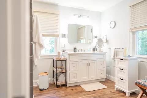 Bath - 10 Pinehurst Dr, Bourne, MA 02532 photo 1 of 3