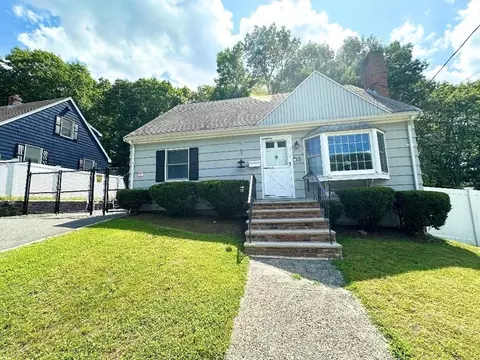 15 Cannon Rock Rd, Lynn, MA 01904
