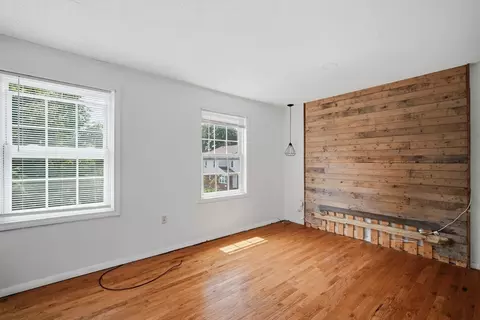 Living - 146-148 King St, Springfield, MA 01109 photo 6 of 8