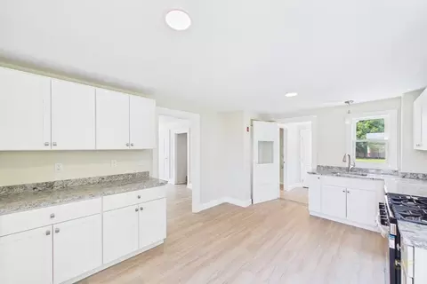 Entry Way - 398 Main St, Wareham, MA 02571 photo 3 of 4