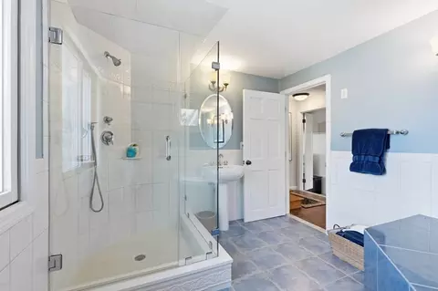 Bath - 2 Dune Cir, Gloucester, MA 01930 photo 2 of 3