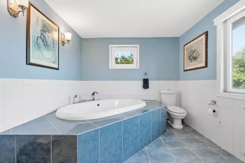 Bath - 2 Dune Cir, Gloucester, MA 01930 photo 3 of 3