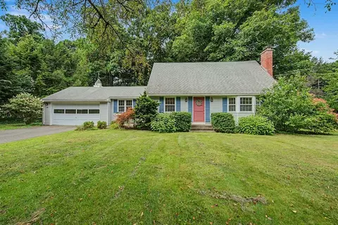 10 Raymond Dr, Wilbraham, MA 01095