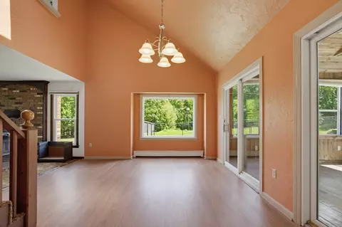 Living - 22 Purgatory Rd, Sutton, MA 01590 photo 2 of 8