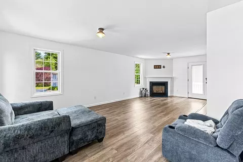 Living - 21 Forestview Dr, Fairhaven, MA 02719 photo 2 of 4