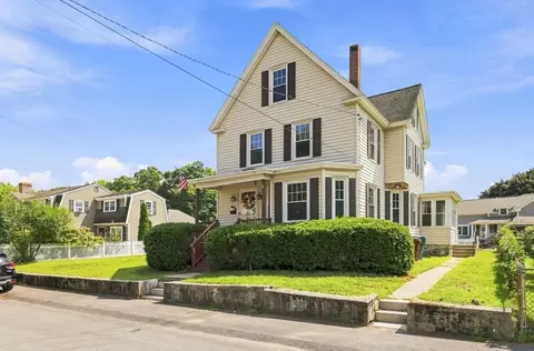 15 Hampstead St, Lowell, MA 01852