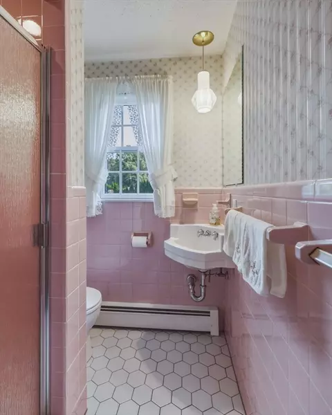 Bath - 71 Cedar Rd, Longmeadow, MA 01106 photo 1 of 2