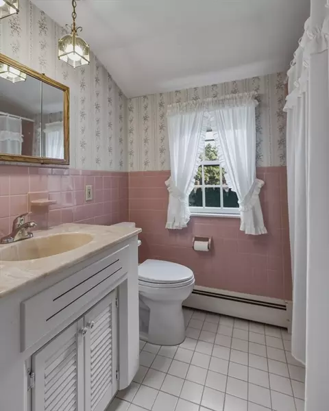 Bath - 71 Cedar Rd, Longmeadow, MA 01106 photo 2 of 2