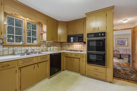 Kitchen - 71 Cedar Rd, Longmeadow, MA 01106 photo 3 of 3